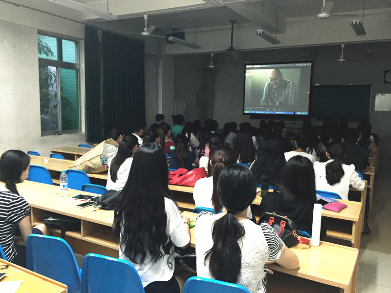 同学们正在观看电影《穿条纹睡衣的男孩》